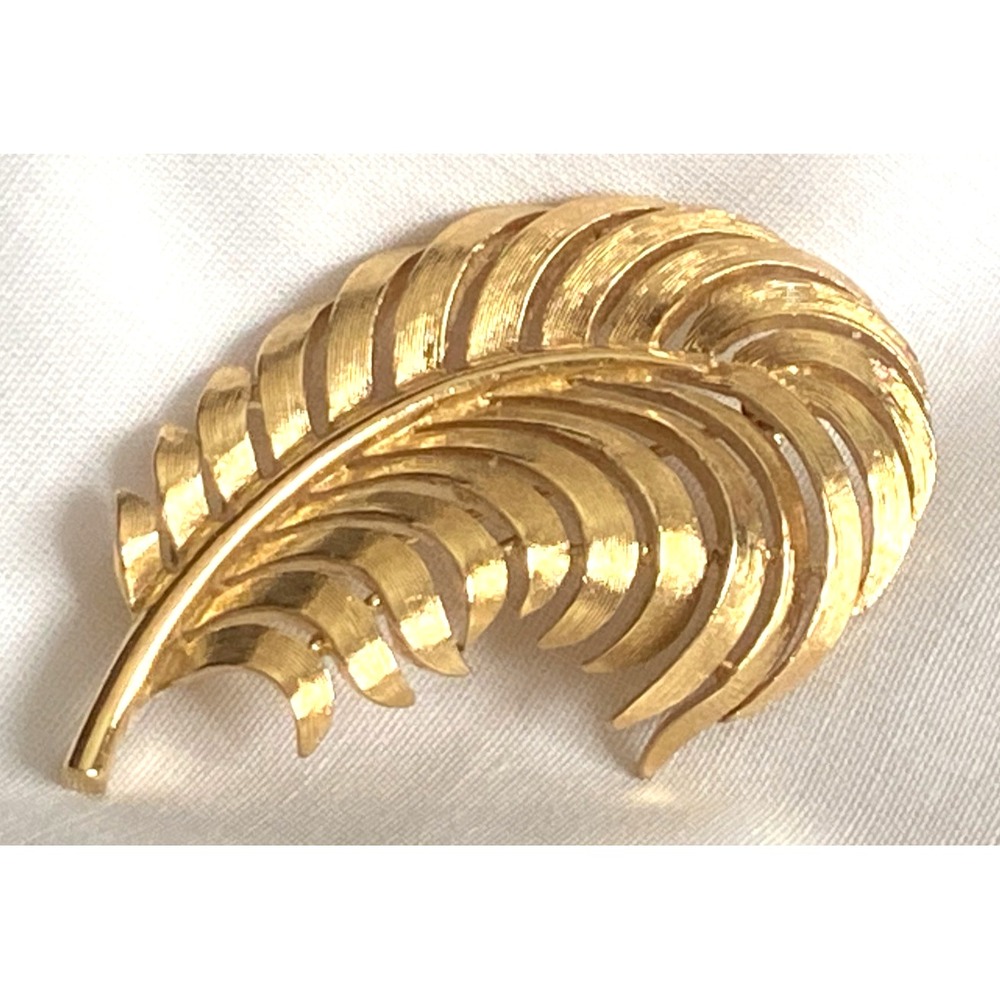Vinrage CROWN TRIFARI Gold-Tone FEATHER Pin BROOCH